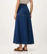 Pollera midi de jean azul, de corte evasé con recortes estructurales y tiro alto.