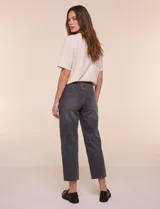Jean crop wide leg de tiro alto color gris oscuro, con pretina con pasadores, cierre, botón metálico y bolsillos delanteros inclinados.