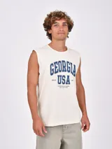 Musculosa negra con cuello redondo y sisas amplias. Estampado frontal con texto en blanco que incluye "GEORGIA", "USA", "SINCE 1998" y "UNITED STATES OF AMERICA BEST EVER".