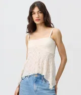 Blusa peplum de encaje color blanco marfil, con breteles finos, escote cuadrado y busto fruncido.