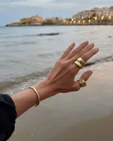 Anillo plateado de bronce, alpaca y plata 925, con forma irregular y textura rústica.