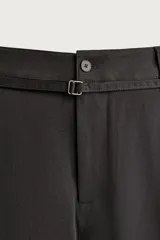 Pantalón de corte balloon fit confeccionado en tejido con viscosa. Presenta cintura ajustable con cinturón integrado, pliegues frontales, bolsillos laterales y bolsillos traseros de doble vivo. Cierre frontal con cremallera y botón.