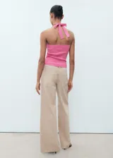 Top Dean de punto fino color rosado, sin mangas, con cuello halter y escote cuadrado.