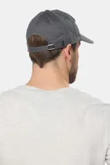 Gorro con visera de lona color gris, con diseño de seis paneles y bordado frontal con la palabra Legacy.