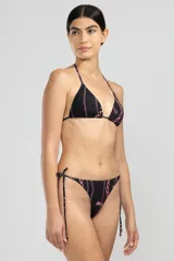 Top de bikini negro con estampado de cadenas y flores rosadas.