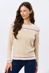 Buzo tejido de algodón con diseño a rayas en tonos beige, blanco y lila, de manga larga y cuello redondo, con calce relajado.