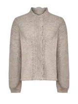 Sweater de punto color beige, con cuello alto y cierre frontal con botones. Presenta un diseño de tejido openwork en el frente y detalles calados en la tapeta y el contorno del cuello.