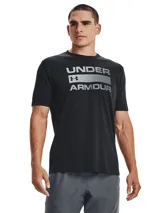 Remera de manga corta Under Armour, confeccionada en tejido Charged Cotton de secado rápido. Presenta cuello redondo y estampado frontal con el logo y nombre de la marca en color gris.
