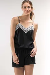 Pijama de algodón color verde menta, compuesto por una musculosa con escote en V y detalle de puntilla blanca elastizada, y un short con elástico y lazo en la cintura.