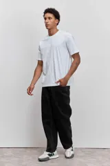 Remera de manga corta y cuello redondo, de corte clásico y color marrón.