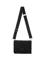 Bandolera negra de diseño acolchado con costuras en forma de rombos. Cuenta con una solapa frontal con cierre de botón a presión y una correa larga ajustable con logo grabado.