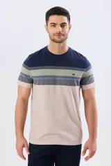 Remera de manga corta con diseño de franjas horizontales en tonos de gris, azul y beige, con escote redondo y pequeño bordado en el pecho.