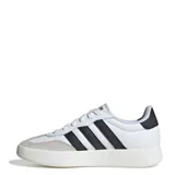 Championes Adidas Barreda blancos con detalles en negro y gris. Capellada de cuero sintético y gamuza, puntera tipo "T‑Toe", interior textil y suela cupsole de goma.