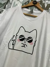 Remera blanca con estampado de un gato con anteojos de sol y mejillas rosadas, estilo Satoru Gojo de Jujutsu Kaisen.