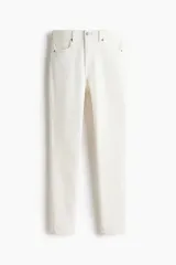 Jean skinny de tiro alto confeccionado en denim con leve stretch. Presenta diseño clásico de cinco bolsillos, cierre frontal con cremallera y botón metálico, con un corte ajustado desde la cintura hasta el bajo.