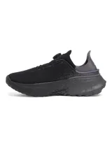 Championes deportivos Under Armour con sistema de ajuste BOA, entresuela extragrande con amortiguación UA Flow y talón convertible para modo carrera o recuperación. Presentan un diseño en color negro con estampado degradado en la mediasuela y tecnología Iso-Chill en el interior.