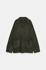 Jersey de punto liso con tacto suave, cuello polo, manga larga y bolsillos delanteros de plastrón.