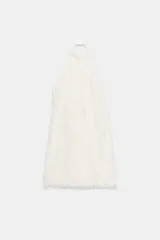 Vestido corto de textura peluda con flecos, diseño de cuello halter y espalda descubierta.