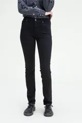Pantalón de jean negro, corte slim straight, tiro alto.