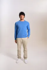 Sweater de punto de algodón en color azul, con cuello redondo, mangas largas con puños acanalados y logo de la marca bordado en el pecho.