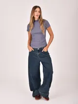 Polera roja de manga corta con cuello simulado (mock neck) y tejido acanalado.