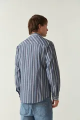 Camisa blanca a cuadros azules y grises, de manga larga y corte slim fit.