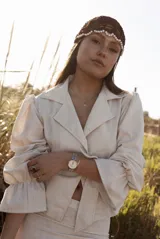 Camisa blanca con lunares celestes, de corte clásico, con cuello camisero y mangas largas abullonadas.