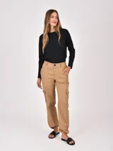 Pantalón cargo color gris, de corte recto y tiro alto, con bolsillos laterales y bolsillos cargo con solapa y botón.