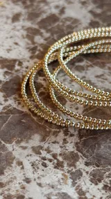 Pulsera elástica de cuentas de 2mm en oro laminado 14 Kilates (Goldfilled).