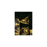 Bata Versace color negro con patrón de logotipos en relieve y detalles estampados en tono dorado con diseño barroco en los puños y el cinturón.