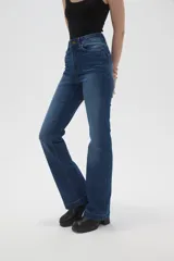 Pantalon de jean azul con corte flare y tiro alto, con cierre frontal y bolsillos.