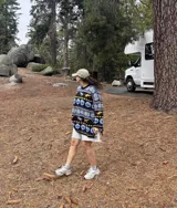 Sweater tejido de jacquard con diseño de langostas, corte oversized y tajos laterales. Confeccionado en 50% algodón y 50% poliéster.