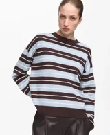 Sweater de punto fino con diseño oversize y patrón de rayas horizontales en tonos marrón, celeste y blanco. Cuenta con cuello redondo y mangas largas.
