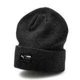 Gorro tipo beanie de punto color gris oscuro, con vuelta en el borde y parche rectangular con el logo de Puma en la parte frontal.