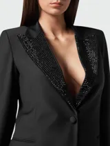 Blazer negro de lana Philipp Plein con solapa de muesca cubierta de strass negros formando una calavera. Tiene cierre frontal con un botón, bolsillos con solapa y corte entallado.