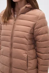 Campera larga acolchada color negro, con cierre frontal y cuello alto. Presenta costuras horizontales que crean un efecto puffer.