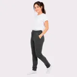 Pantalón tipo babucha de color azul oscuro, con cintura elástica ajustable mediante cordón, bolsillos laterales y puños elásticos en los tobillos.