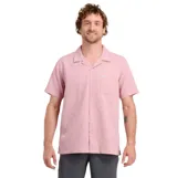 Camisa manga corta color rosado con cuello solapa, cierre con botones y bolsillo en el pecho.