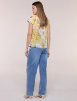 Blusa de gasa semitransparente color azul marino con estampado floral en tonos celestes y lilas, cuello redondo elastizado con lazo central y mangas cortas con doble volado.