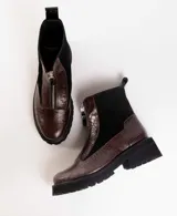 Botas cortas de cuero vacuno con textura de reptil, diseño con cierre frontal y suela de plataforma dentada de caucho.