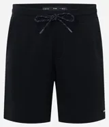 Bermuda masculina de corte slim, confeccionada en tejido de algodón con felpa. Presenta cintura elástica con cordón ajustable, bolsillos laterales y una pequeña etiqueta aplicada en el ruedo.