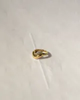 Anillo de curvas suaves y perfil volumétrico, elaborado artesanalmente en plata 950 con baño de oro de 24K.