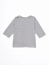 Remera de manga tres cuartos con estampado de rayas horizontales, cuello redondo y detalle de botones metálicos en el hombro.