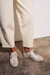 Jean de corte baggy con silueta tipo barril, tiro medio y diseño de cinco bolsillos. Confeccionado en tejido de algodón con un toque de elastano para mayor comodidad.