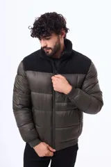 Campera puffer con diseño bicolor, cuerpo en color verde militar y panel superior en el pecho y cuello de corderito negro. Cuenta con cierre frontal, puños elásticos y diseño acolchado.