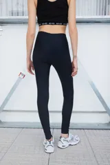 Calza de lycra negra, tiro alto y corte ajustado.