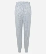 Pantalón de pijama modelo jogger con estampado de cuadros vichy en tonos celestes y blancos. Presenta cintura elástica y puños en los tobillos para mayor comodidad.