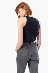 Musculosa blanca de algodón con cuello redondo y corte cropped.