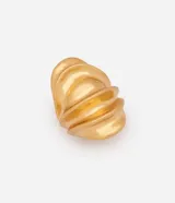Anillo maxi de metal dorado con diseño orgánico y volúmenes superpuestos en relieve.