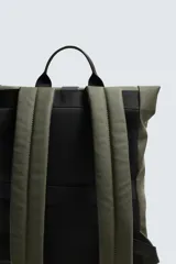 Mochila técnica de acabado engomado en color negro. Cuenta con cierre de solapa con hebilla de liberación rápida, compartimento interior para dispositivos electrónicos de hasta 13 pulgadas, bolsillo frontal plano, parte posterior acolchada con banda para equipaje, asa de mano y correas de hombro ajustables.